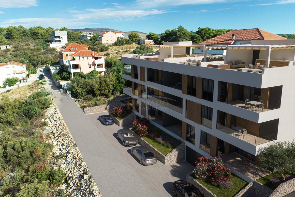 Attico con due camere da letto con vista mare e terrazza sul tetto a Čiovo, zona Salduna vicino al campeggio Rožac - 72 m2 + 85 m2 terrazza sul tetto